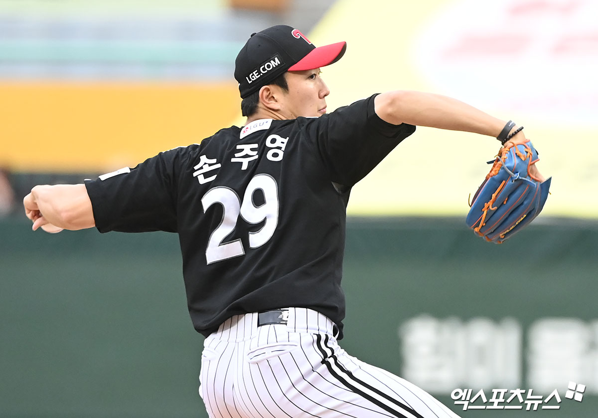 LG 투수 손주영은 15일 대구 삼성라이온즈파크에서 열릴 '2024 신한 SOL Bank KBO 포스트시즌' 삼성과 플레이오프 2차전에 선발 등판할 계획이다. 1차전을 헌납해 밀리고 있는 LG는 손주영의 호투가 절실하다. 엑스포츠뉴스 DB 