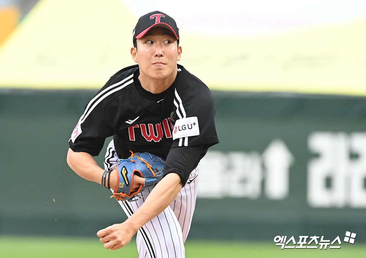 LG 투수 손주영은 15일 대구 삼성라이온즈파크에서 열릴 '2024 신한 SOL Bank KBO 포스트시즌' 삼성과 플레이오프 2차전에 선발 등판할 계획이다. 1차전을 헌납해 밀리고 있는 LG는 손주영의 호투가 절실하다. 엑스포츠뉴스 DB 