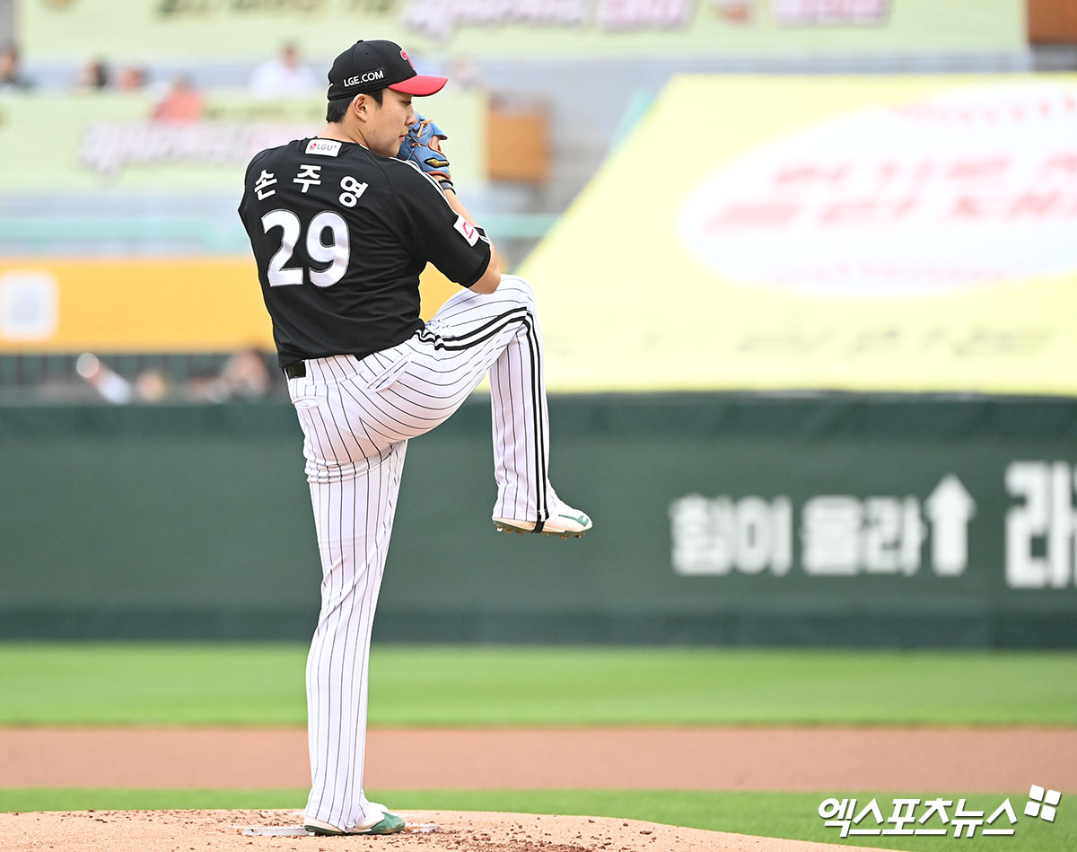 LG 투수 손주영은 15일 대구 삼성라이온즈파크에서 열릴 '2024 신한 SOL Bank KBO 포스트시즌' 삼성과 플레이오프 2차전에 선발 등판할 계획이다. 1차전을 헌납해 밀리고 있는 LG는 손주영의 호투가 절실하다. 엑스포츠뉴스 DB 