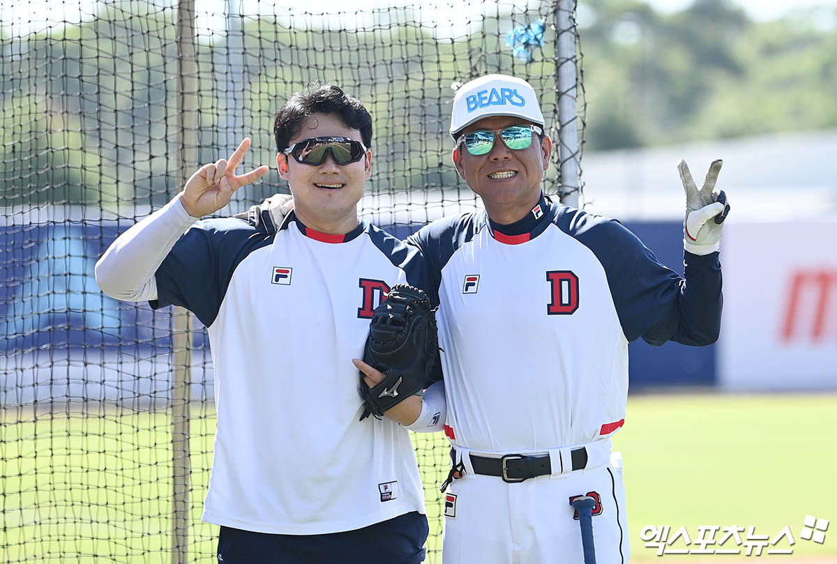 13일 호주 시드니 블랙타운 베이스볼 스타디움에서 2024 두산 베어스 스프링캠프가 진행됐다. 두산 안승한과 세리자와 유지 배터리 코치가 포즈를 취하고 있다. 엑스포츠뉴스DB