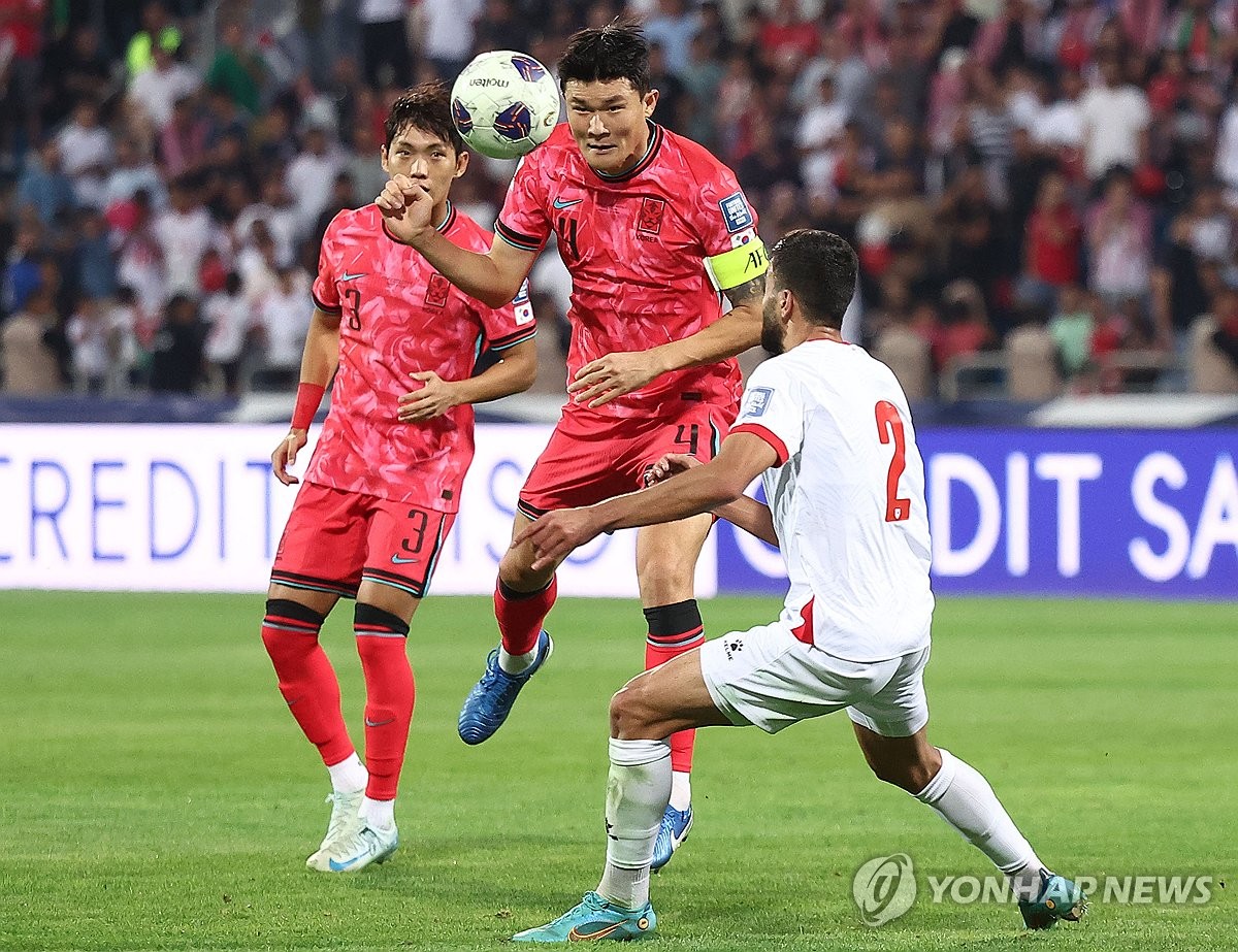 10일(현지시간) 요르단 암만국제경기장에서 열린 2026 피파 북중미월드컵 아시아 3차 예선 3차전 한국과 요르단의 경기. 대표팀 주장 김민재가 요르단 모하마드 아부하시시에 앞서 헤더로 공을 걷어내고 있다. 연합뉴스