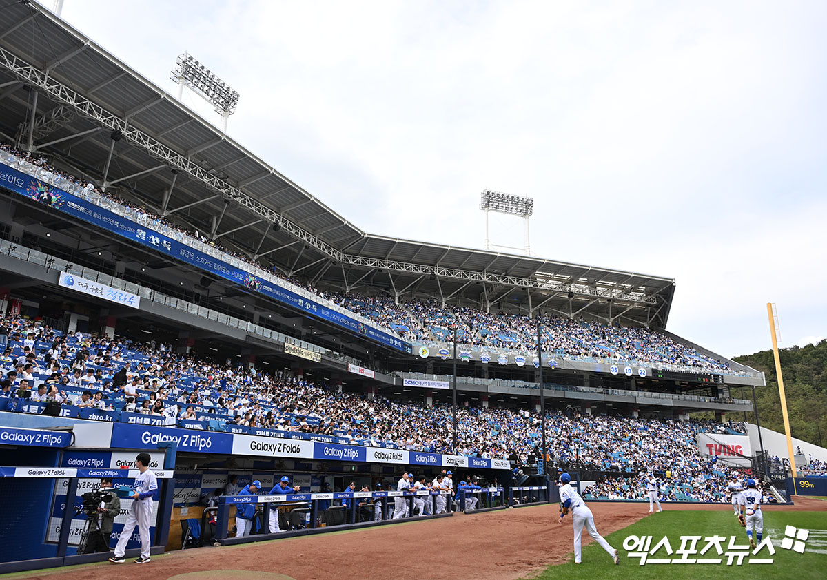 삼성과 LG는 15일 대구 삼성라이온즈파크에서 '2024 신한 SOL Bank KBO 포스트시즌' 플레이오프(5전 3승제) 2차전을 펼친다. 경기장은 만원관중(23,550석)으로 가득 찰 예정이다. 엑스포츠뉴스 DB