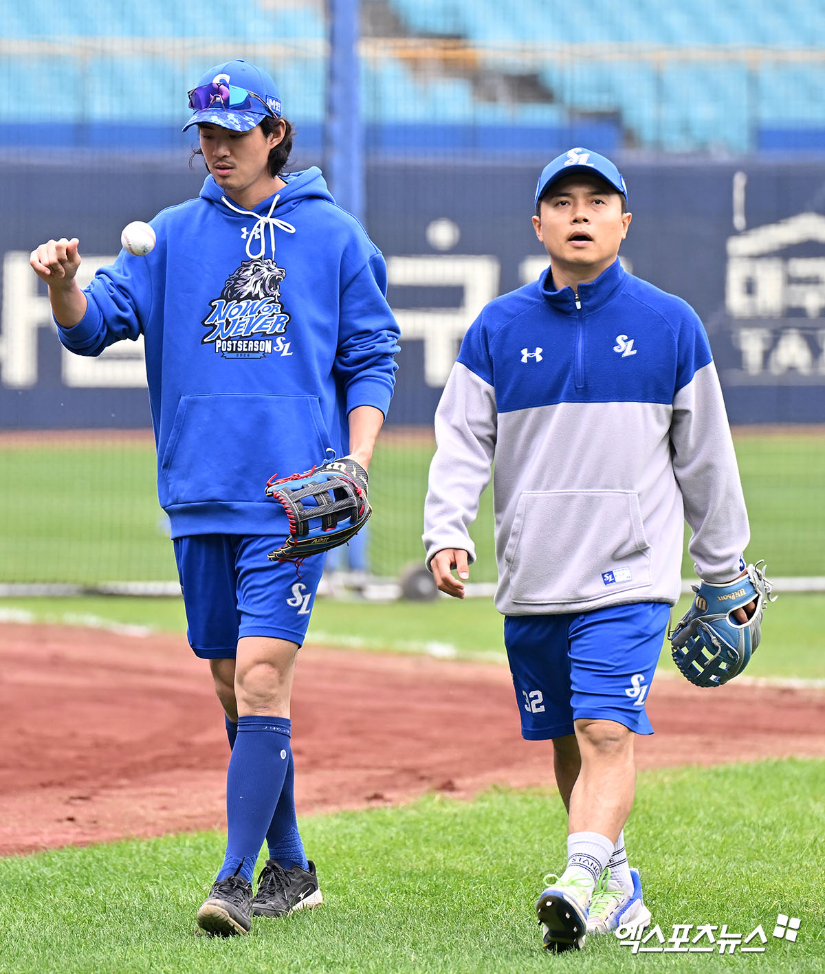 삼성 외야수 김헌곤(오른쪽)은 15일 삼성라이온즈파크에서 열릴 '2024 신한 SOL Bank KBO 포스트시즌' LG와 플레이오프(5전 3승제) 2차전에서 2번타자 우익수로 선발 출전할 예정이다. 왼손 투수 손주영을 겨냥한 출전이다. 대구, 김한준 기자