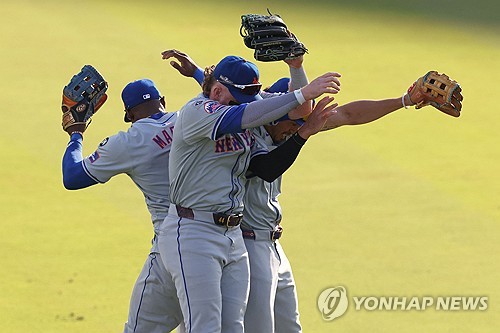 뉴욕 메츠 선수들이 15일 열린 미국 메이저리그 내셔널리그 챔피언십시리즈 2차전 LA 다저스와의 원정경기에서 승리한 뒤 세리머니하고 있다. REUTERS/연합뉴스