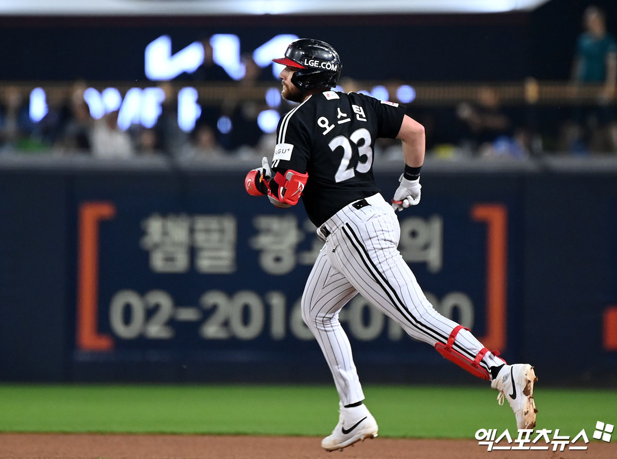 LG 내야수 오스틴은 15일 대구 삼성라이온즈파크에서 열릴 '2024 신한 SOL Bank KBO 포스트시즌' 삼성과 플레이오프(5전 3승제) 2차전 3번타자 1루수로 선발 출전할 예정이다. 그는 하루 전 2차전이 우천 취소돼 가족과 함께할 계획이던 생일파티에 참석하지 못했다. 최고의 생일 선물 승리를 목표로 경기장에 들어서려 한다. 엑스포츠뉴스 DB