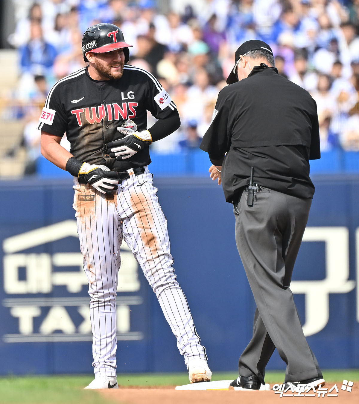 LG 내야수 오스틴(왼쪽)은 15일 대구 삼성라이온즈파크에서 열릴 '2024 신한 SOL Bank KBO 포스트시즌' 삼성과 플레이오프(5전 3승제) 2차전 3번타자 1루수로 선발 출전할 예정이다. 그는 하루 전 2차전이 우천 취소돼 가족과 함께할 계획이던 생일파티에 참석하지 못했다. 최고의 생일 선물 승리를 목표로 경기장에 들어서려 한다. 엑스포츠뉴스 DB