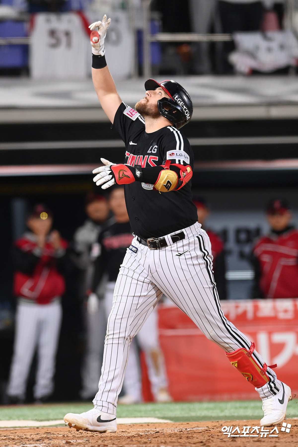 LG 내야수 오스틴은 15일 대구 삼성라이온즈파크에서 열릴 '2024 신한 SOL Bank KBO 포스트시즌' 삼성과 플레이오프(5전 3승제) 2차전 3번타자 1루수로 선발 출전할 예정이다. 그는 하루 전 2차전이 우천 취소돼 가족과 함께할 계획이던 생일파티에 참석하지 못했다. 최고의 생일 선물 승리를 목표로 경기장에 들어서려 한다. 엑스포츠뉴스 DB