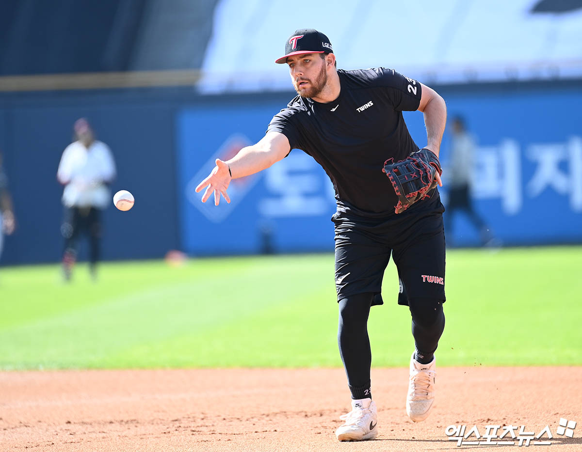 LG 내야수 오스틴은 15일 대구 삼성라이온즈파크에서 열릴 '2024 신한 SOL Bank KBO 포스트시즌' 삼성과 플레이오프(5전 3승제) 2차전 3번타자 1루수로 선발 출전할 예정이다. 그는 하루 전 2차전이 우천 취소돼 가족과 함께할 계획이던 생일파티에 참석하지 못했다. 최고의 생일 선물 승리를 목표로 경기장에 들어서려 한다. 엑스포츠뉴스 DB