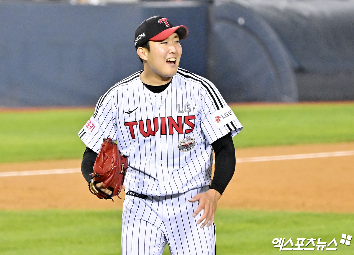 11일 오후 서울 송파구 잠실야구장에서 열린 '2024 신한 SOL Bank KBO 포스트시즌' KT 위즈와 LG 트윈스의 준플레이오프 5차전 경기, 8회초 수비를 마친 LG 손주영이 기뻐하고 있다. 엑스포츠뉴스DB