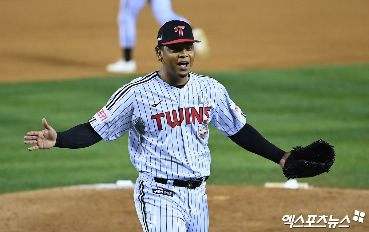 11일 오후 서울 송파구 잠실야구장에서 열린 '2024 신한 SOL Bank KBO 포스트시즌' KT 위즈와 LG 트윈스의 경기, LG가 선발투수 임찬규의 호투에 힘입어 KT에게 4:1의 스코어로 승리하며 시리즈 전적 3승2패로 플레이오프에 진출했다. 경기 종료 후 LG 에르난데스가 기뻐하고 있다. 엑스포츠뉴스DB