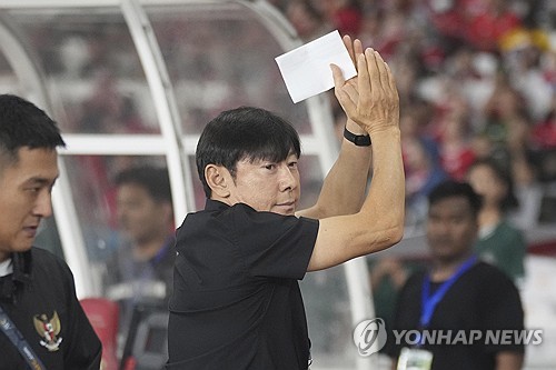 인도네시아 축구대표팀의 신태용 감독이 3차예선 3연패를 달리고 있는 중국에 좌절을 안길까. 신 감독은 중국전에 만드는 기회를 잘 활용해 득점을 터트려야 경기에서 승리할 수 있다고 짚었다. 그러면서도 신 감독은 인도네시아 입장에서 쉽게 바라볼 수 있는 상대가 없다며 경계심을 늦추지 않았다. 인도네시아는 중국을 상대로 3차예선 첫 승을 노린다. 사진 연합뉴스