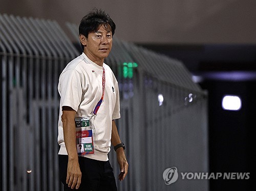 인도네시아 축구대표팀의 신태용 감독이 3차예선 3연패를 달리고 있는 중국에 좌절을 안길까. 신 감독은 중국전에 만드는 기회를 잘 활용해 득점을 터트려야 경기에서 승리할 수 있다고 짚었다. 그러면서도 신 감독은 인도네시아 입장에서 쉽게 바라볼 수 있는 상대가 없다며 경계심을 늦추지 않았다. 인도네시아는 중국을 상대로 3차예선 첫 승을 노린다. 사진 연합뉴스