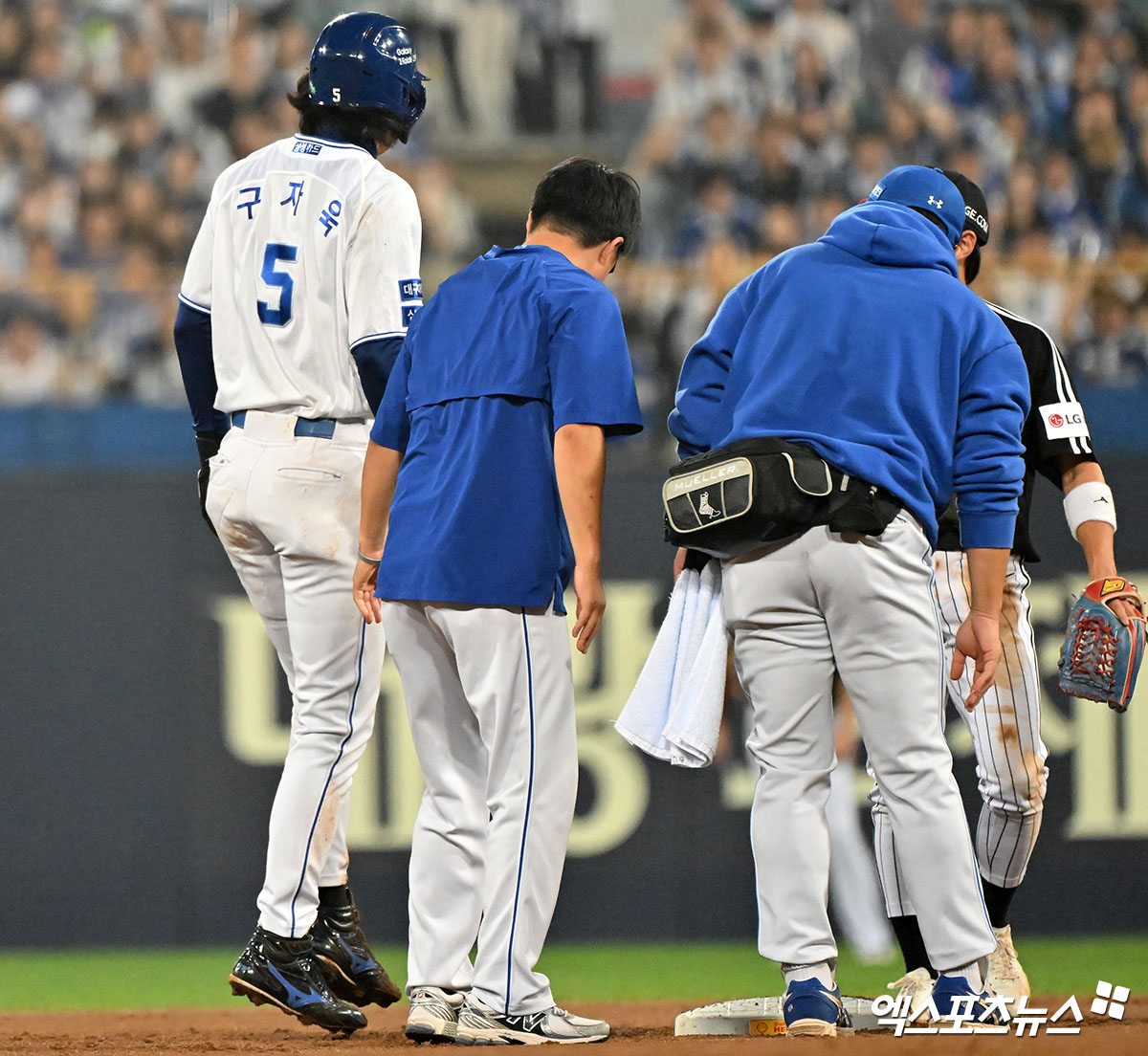 15일 오후 대구삼성라이온즈파크에서 열린 '2024 신한 SOL Bank KBO 포스트시즌' LG 트윈스와 삼성 라이온즈의 플레이오프 2차전 경기, 1회말 2사 1루 삼성 구자욱이 2루 도루를 성공한 후 고통을 호소하고 있다. 대구, 김한준 기자