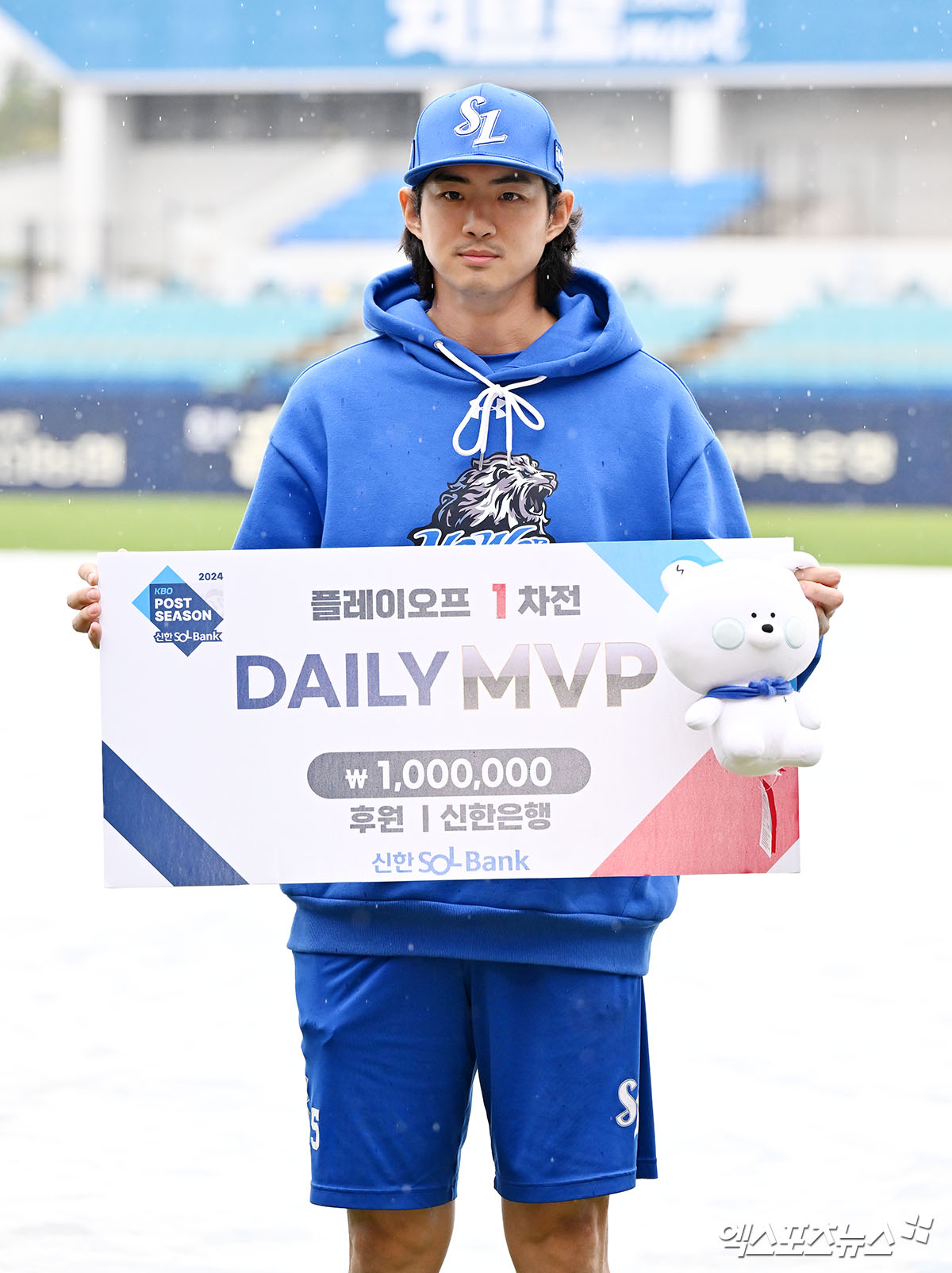 14일 오후 대구삼성라이온즈파크에서 열릴 예정이었던 '2024 신한 SOL Bank KBO 포스트시즌' LG 트윈스와 삼성 라이온즈의 플레이오프 2차전이 우천으로 인해 취소됐다. 1차전 데일리 MVP를 수상한 삼성 구자욱이 사진 촬영에 임하고 있다. 대구, 김한준 기자