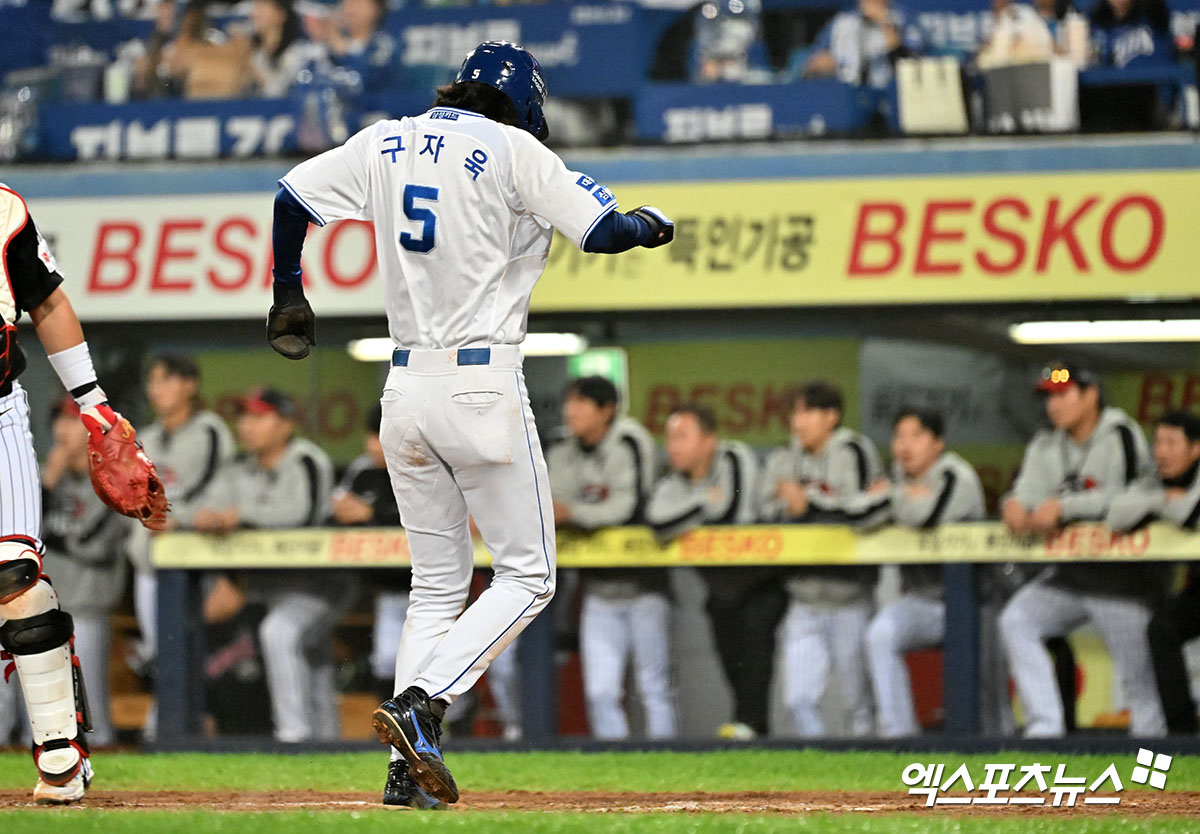 15일 오후 대구삼성라이온즈파크에서 열린 '2024 신한 SOL Bank KBO 포스트시즌' LG 트윈스와 삼성 라이온즈의 플레이오프 2차전 경기, 1회말 2사 2루 삼성 구자욱이 디아즈의 1타점 적시타때 득점에 성공하고 있다. 대구, 김한준 기자