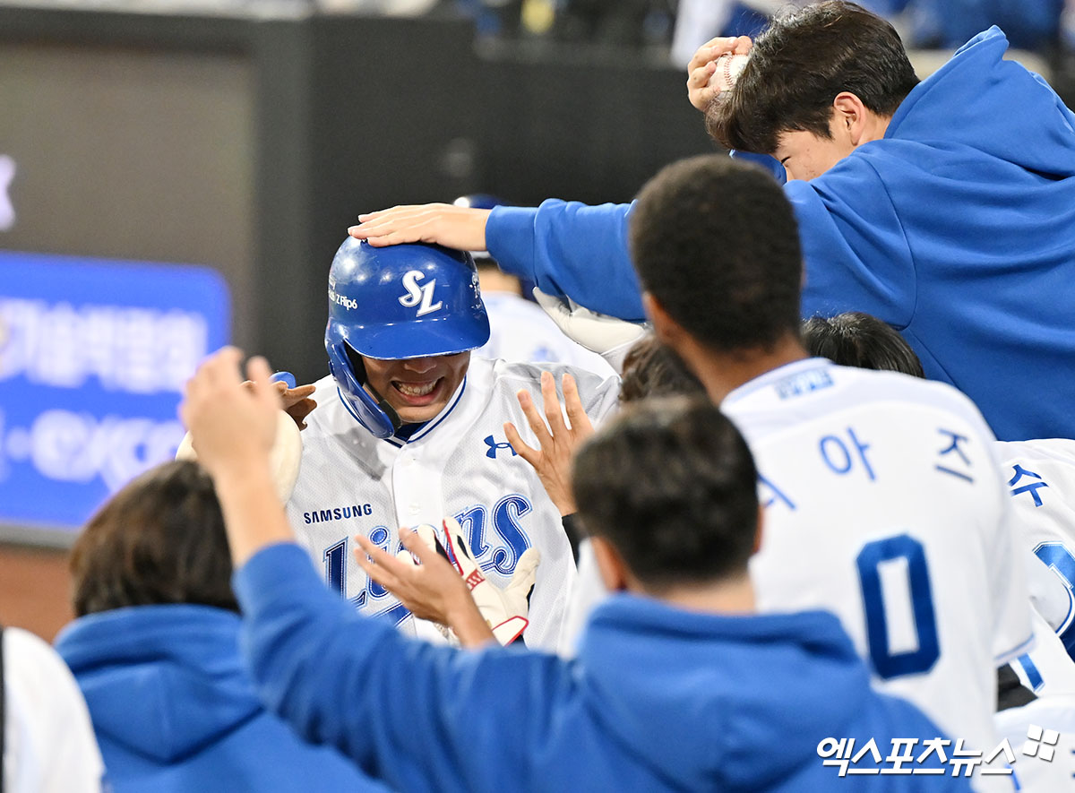 15일 오후 대구삼성라이온즈파크에서 열린 '2024 신한 SOL Bank KBO 포스트시즌' LG 트윈스와 삼성 라이온즈의 플레이오프 2차전 경기, 2회말 2사 삼성 김영웅이 솔로 홈런을 날린 후 축하를 받고 있다. 대구, 김한준 기자