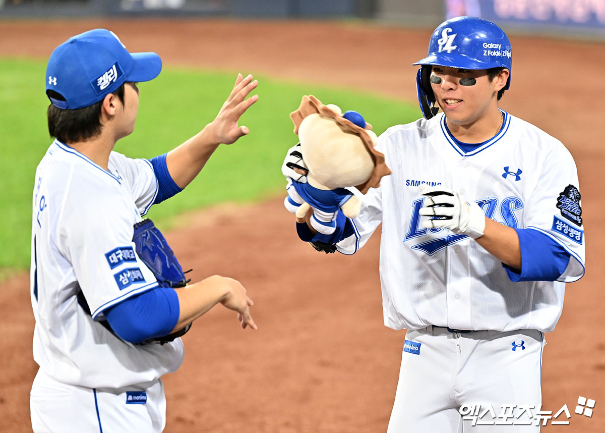 15일 오후 대구삼성라이온즈파크에서 열린 '2024 신한 SOL Bank KBO 포스트시즌' LG 트윈스와 삼성 라이온즈의 플레이오프 2차전 경기, 2회말 2사 삼성 김영웅이 솔로 홈런을 날린 후 축하를 받고 있다. 대구, 김한준 기자