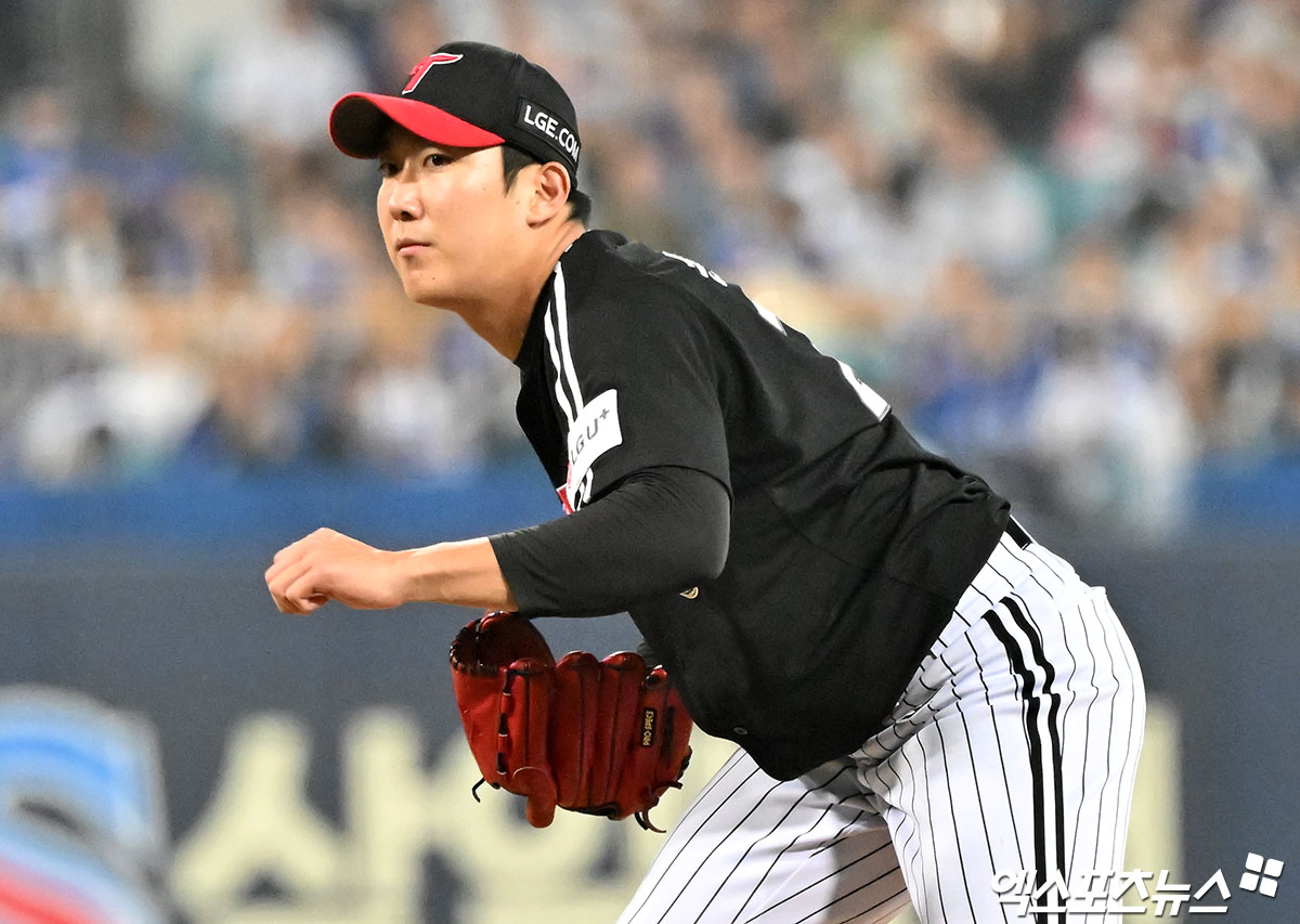 LG 투수 손주영은 15일 대구 삼성라이온즈파크에서 열린 '2024 신한 SOL Bank KBO 포스트시즌' 삼성과 플레이오프(5전 3승제) 2차전에서 선발 등판했다. 이날 4⅓이닝 4실점(3자책점)을 기록하며 고개 숙였다. 대구, 김한준 기자