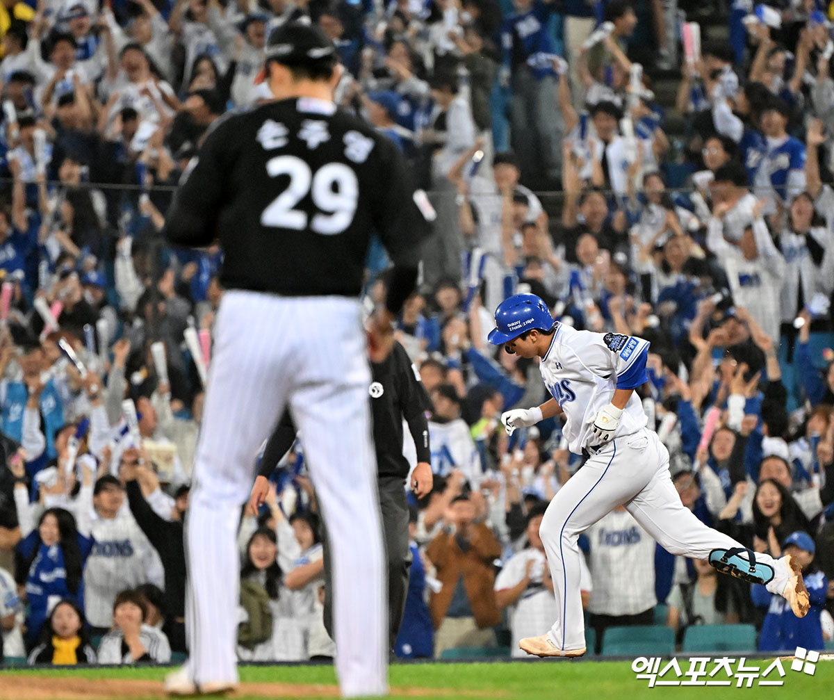 LG 투수 손주영은 15일 대구 삼성라이온즈파크에서 열린 '2024 신한 SOL Bank KBO 포스트시즌' 삼성과 플레이오프(5전 3승제) 2차전에서 선발 등판했다. 이날 4⅓이닝 4실점(3자책점)을 기록하며 고개 숙였다. 대구, 김한준 기자