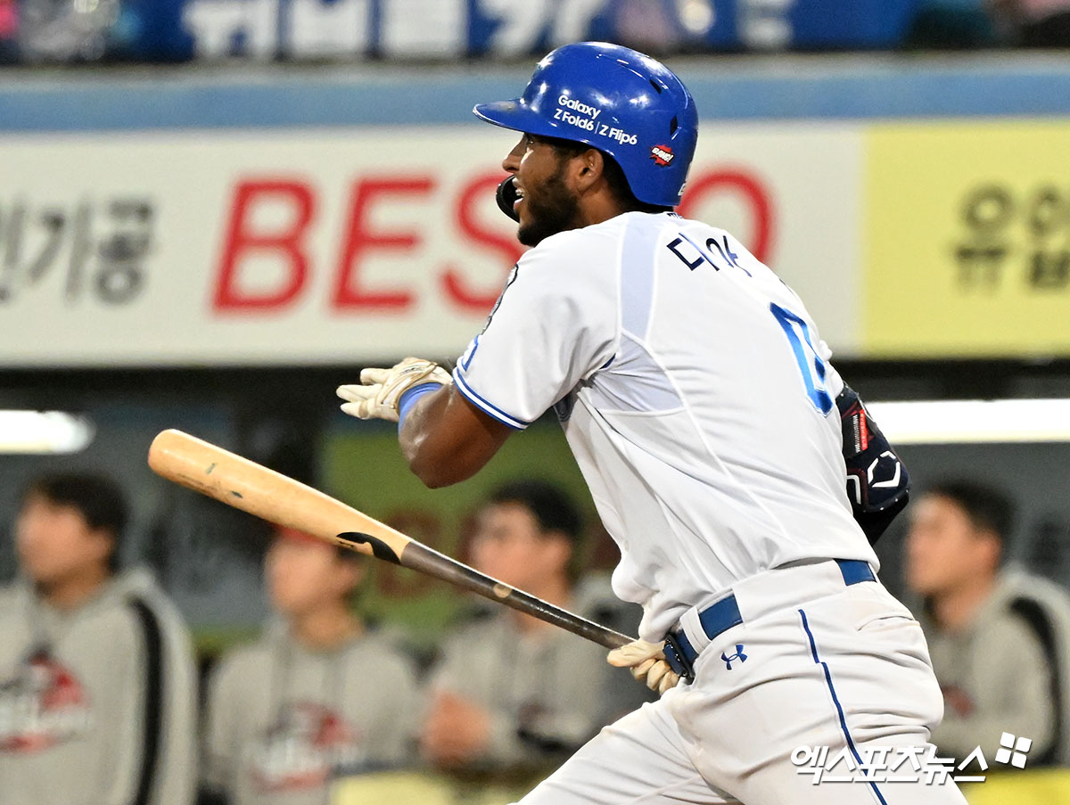 15일 오후 대구삼성라이온즈파크에서 열린 '2024 신한 SOL Bank KBO 포스트시즌' LG 트윈스와 삼성 라이온즈의 플레이오프 2차전 경기, 6회말 삼성 디아즈가 솔로 홈런을 날린 후 기뻐하고 있다. 대구, 김한준 기자