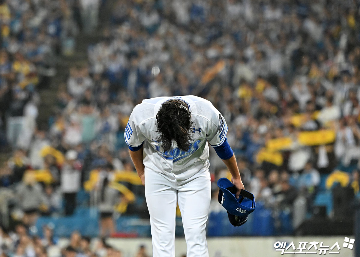 15일 오후 대구삼성라이온즈파크에서 열린 '2024 신한 SOL Bank KBO 포스트시즌' LG 트윈스와 삼성 라이온즈의 플레이오프 2차전 경기, 7회초 2사 만루 삼성 선발투수 원태인이 마운드를 내려오며 관중석을 향해 인사를 하고 있다. 대구, 김한준 기자