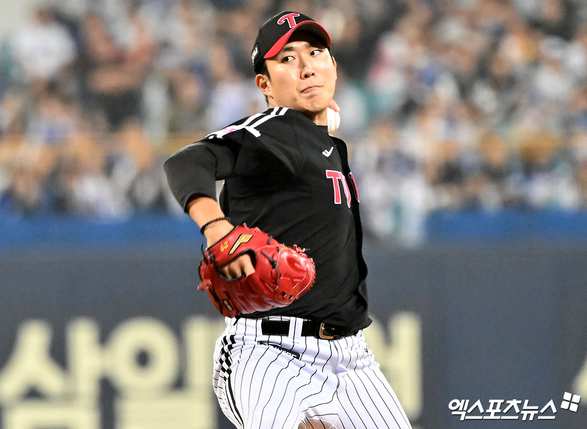 15일 오후 대구삼성라이온즈파크에서 열린 '2024 신한 SOL Bank KBO 포스트시즌' LG 트윈스와 삼성 라이온즈의 플레이오프 2차전 경기, 1회말 LG 선발투수 손주영이 공을 힘차게 던지고 있다. 대구, 김한준 기자