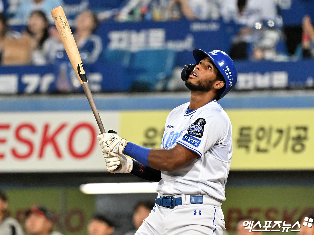 15일 오후 대구삼성라이온즈파크에서 열린 '2024 신한 SOL Bank KBO 포스트시즌' LG 트윈스와 삼성 라이온즈의 플레이오프 2차전 경기, 1회말 2사 2루 삼성 디아즈가 1타점 적시타를 날리고 있다. 대구, 김한준 기자