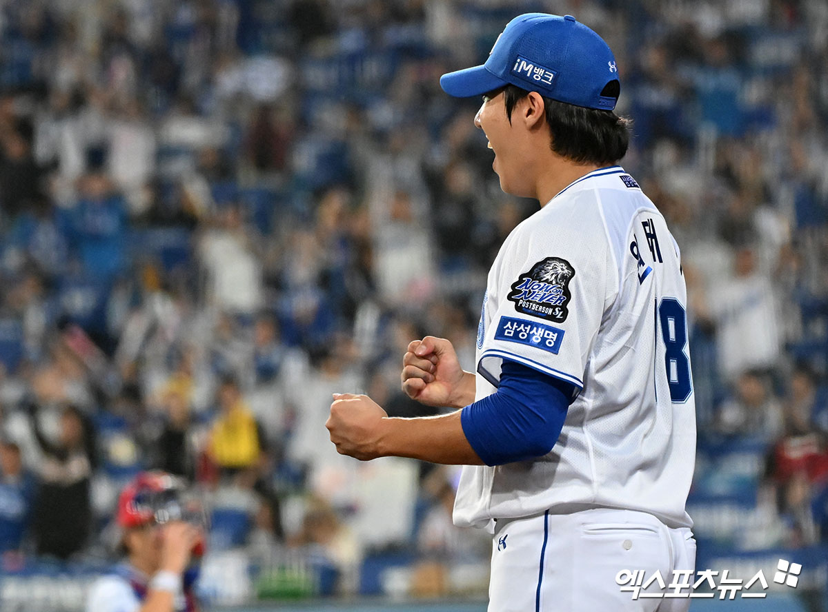 15일 오후 대구삼성라이온즈파크에서 열린 '2024 신한 SOL Bank KBO 포스트시즌' LG 트윈스와 삼성 라이온즈의 플레이오프 2차전 경기, 7회초 삼성 김윤수가 수비를 마치자 원태인이 기뻐하고 있다. 대구, 김한준 기자