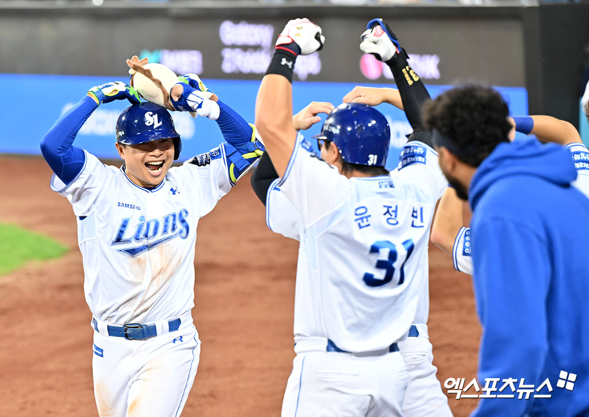 15일 오후 대구삼성라이온즈파크에서 열린 '2024 신한 SOL Bank KBO 포스트시즌' LG 트윈스와 삼성 라이온즈의 플레이오프 2차전 경기, 5회말 2사 1루 삼성 김헌곤이 투런 홈런을 날린 후 기뻐하고 있다. 대구, 김한준 기자