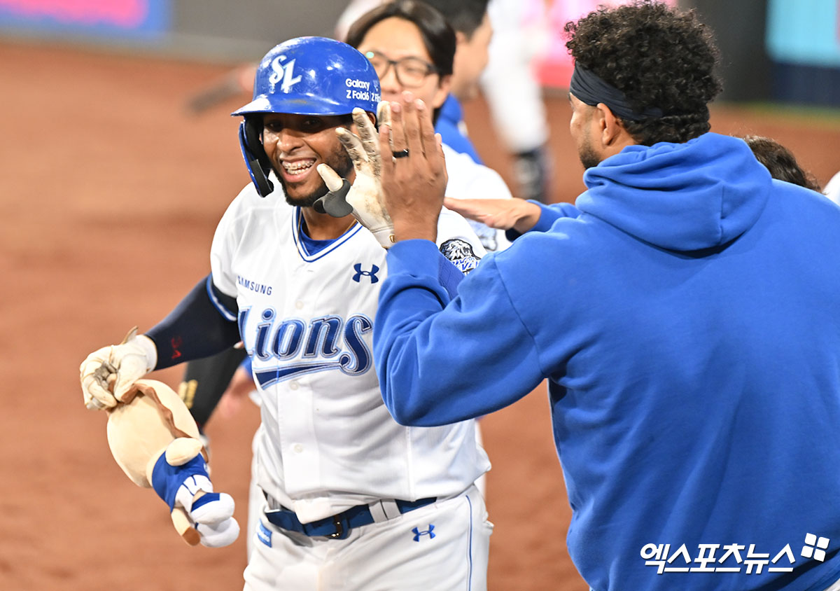 15일 오후 대구삼성라이온즈파크에서 열린 '2024 신한 SOL Bank KBO 포스트시즌' LG 트윈스와 삼성 라이온즈의 플레이오프 2차전 경기, 6회말 삼성 디아즈가 솔로 홈런을 날린 후 기뻐하고 있다. 대구, 김한준 기자