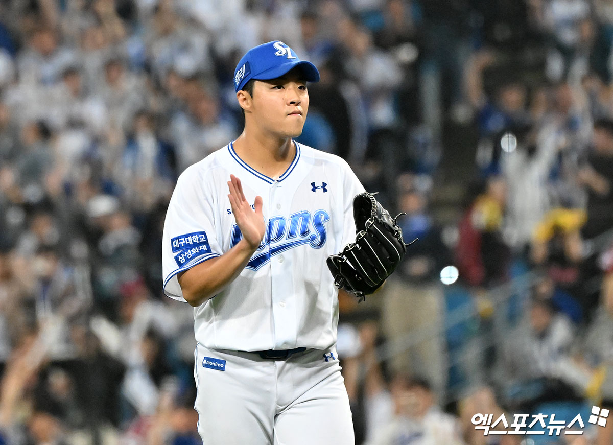 15일 오후 대구삼성라이온즈파크에서 열린 '2024 신한 SOL Bank KBO 포스트시즌' LG 트윈스와 삼성 라이온즈의 플레이오프 2차전 경기, 7회초 수비를 마친 삼성 김윤수가 더그아웃으로 향하고 있다. 대구, 김한준 기자