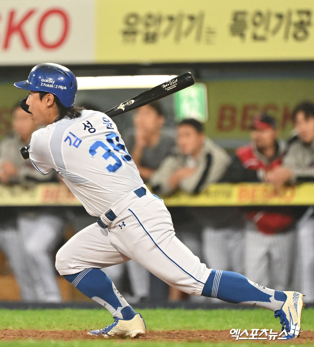 15일 오후 대구삼성라이온즈파크에서 열린 '2024 신한 SOL Bank KBO 포스트시즌' LG 트윈스와 삼성 라이온즈의 플레이오프 2차전 경기, 8회말 2사 1,2루 삼성 김성윤이 1타점 적시타를 날리고 있다. 대구, 김한준 기자