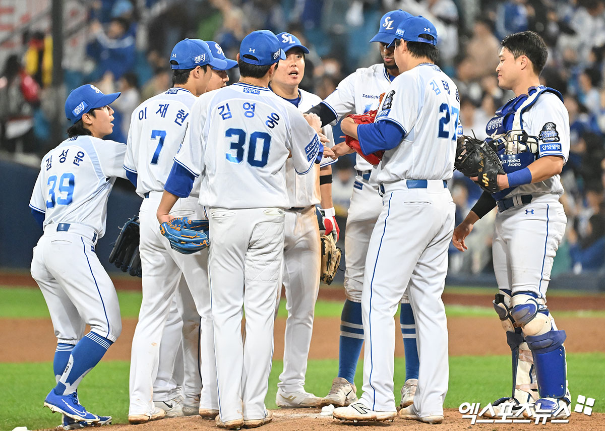 15일 오후 대구삼성라이온즈파크에서 열린 '2024 신한 SOL Bank KBO 포스트시즌' LG 트윈스와 삼성 라이온즈의 플레이오프 2차전 경기, 삼성이 선발 원태인의 호투와 5방의 홈런을 터뜨리며 LG에 10:5 승리를 거두며 한국시리즈행을 눈앞에 뒀다. 이날 경기에서 승리한 삼성 선수들이 기뻐하고 있다. 대구, 김한준 기자