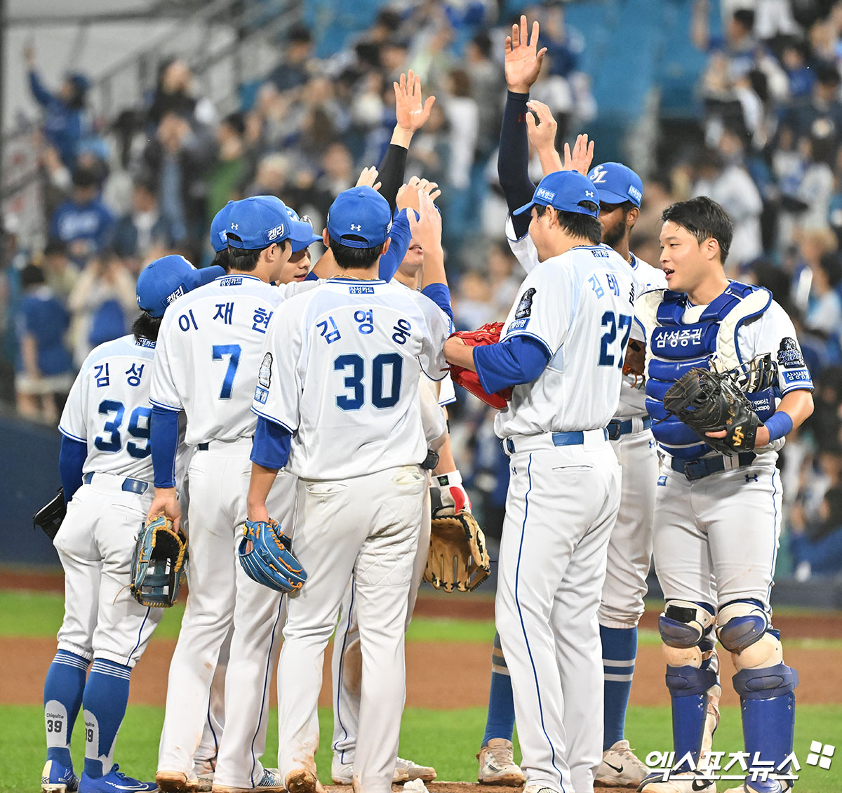 15일 오후 대구삼성라이온즈파크에서 열린 '2024 신한 SOL Bank KBO 포스트시즌' LG 트윈스와 삼성 라이온즈의 플레이오프 2차전 경기, 삼성이 선발 원태인의 호투와 5방의 홈런을 터뜨리며 LG에 10:5 승리를 거두며 한국시리즈행을 눈앞에 뒀다. 이날 경기에서 승리한 삼성 선수들이 기뻐하고 있다. 대구, 김한준 기자