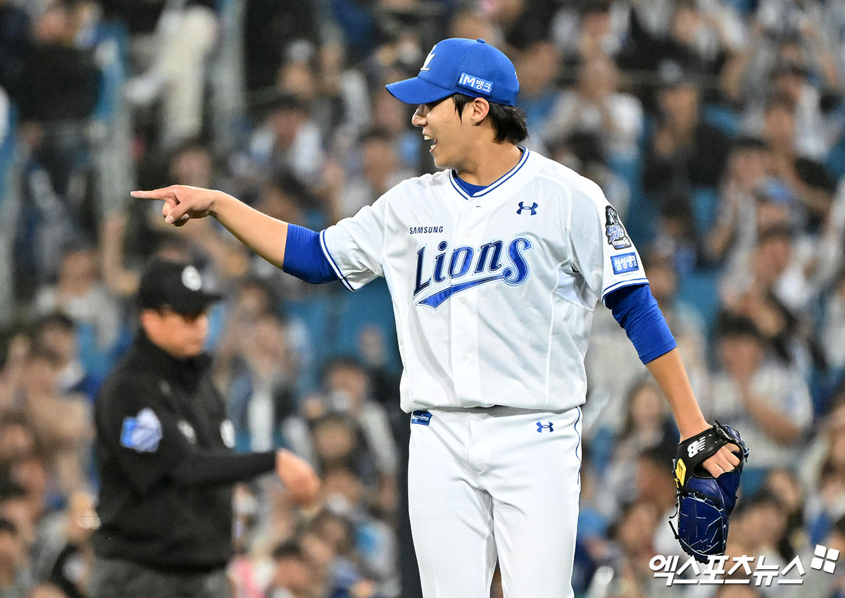 15일 오후 대구삼성라이온즈파크에서 열린 '2024 신한 SOL Bank KBO 포스트시즌' LG 트윈스와 삼성 라이온즈의 플레이오프 2차전 경기, 5회초 수비를 마친 삼성 선발투수 원태인이 기뻐하고 있다. 대구, 김한준 기자