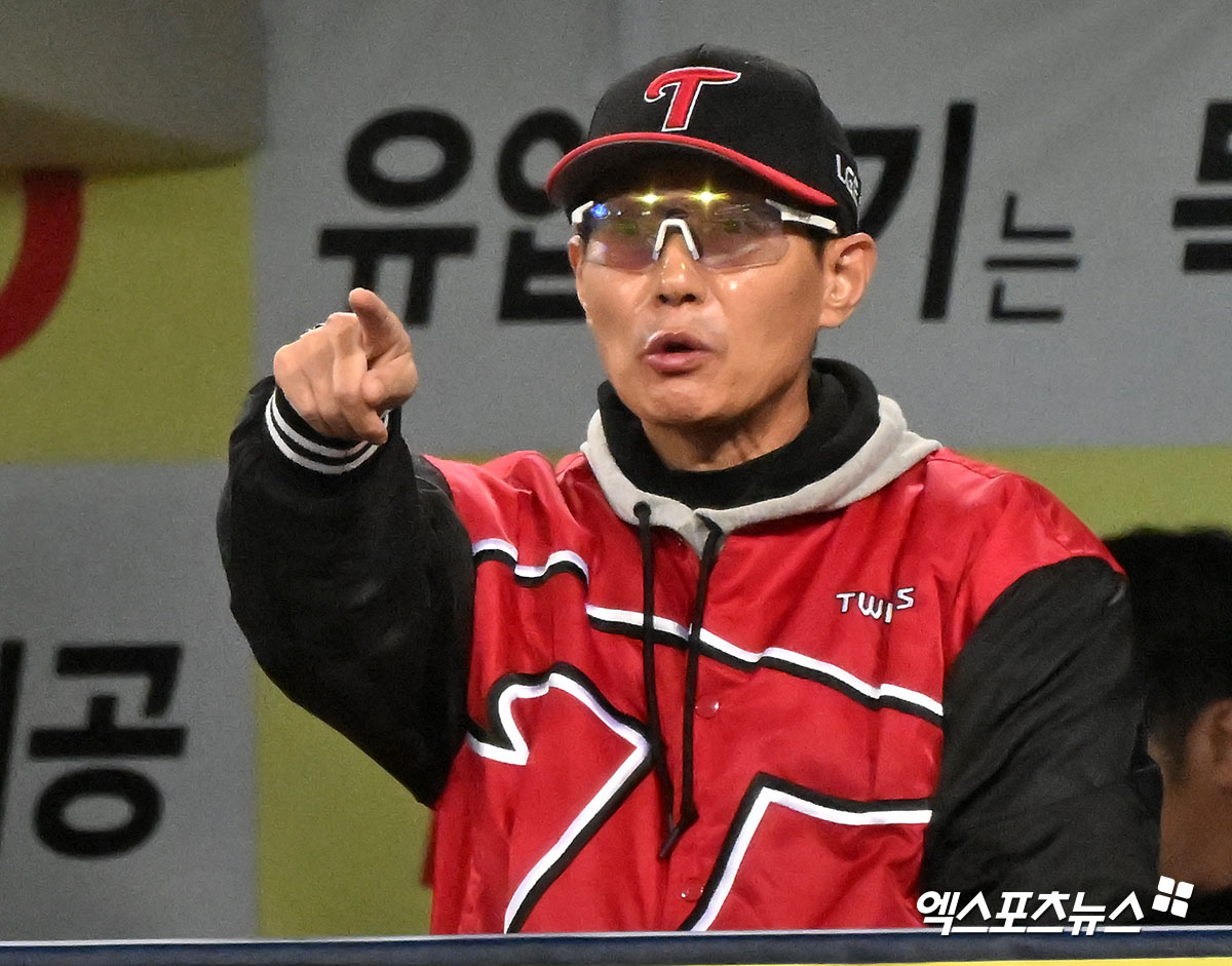 염경엽 LG 감독은 15일 대구 삼성라이온즈파크에서 열린 '2024 신한 SOL Bank KBO 포스트시즌' 삼성과 플레이오프(5전 3승제) 2차전이 끝난 뒤 체크스윙을 제대로 확인하지 못한 심판 판정에 짙은 아쉬움을 표현했다. 대구, 김한준 기자 