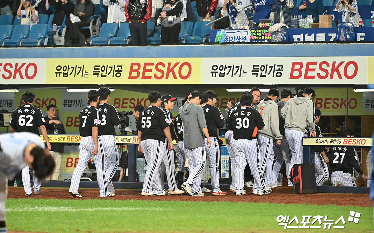 LG는 15일 대구 삼성라이온즈파크에서 열린 '2024 신한 SOL Bank KBO 포스트시즌' 삼성과 플레이오프(5전 3승제) 2차전에서 5-10으로 패했다. 이날 패배로 시리즈 전적 0-2로 밀려 포스트시즌 탈락이 눈앞으로 다가왔다. 대구, 김한준 기자