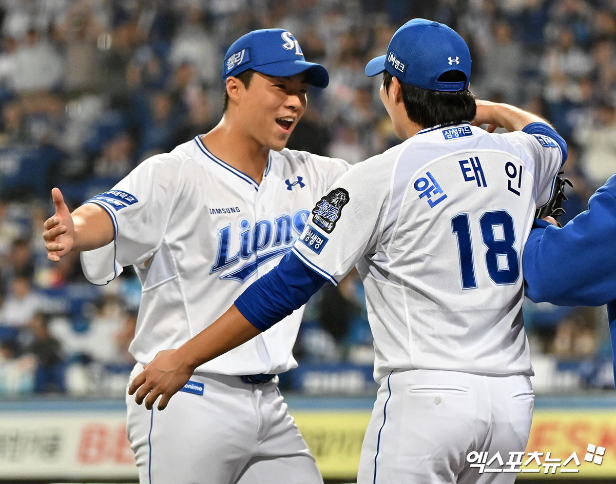 15일 오후 대구삼성라이온즈파크에서 열린 '2024 신한 SOL Bank KBO 포스트시즌' LG 트윈스와 삼성 라이온즈의 플레이오프 2차전 경기, 7회초 수비를 마친 삼성 김윤수와 원태인이 포옹을 하고 있다. 대구, 김한준 기자