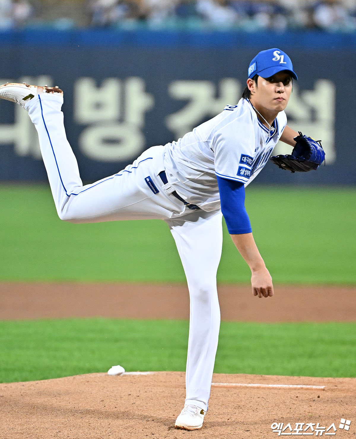 15일 오후 대구삼성라이온즈파크에서 열린 '2024 신한 SOL Bank KBO 포스트시즌' LG 트윈스와 삼성 라이온즈의 플레이오프 2차전 경기, 1회초 삼성 선발투수 원태인이 공을 힘차게 던지고 있다. 대구, 김한준 기자