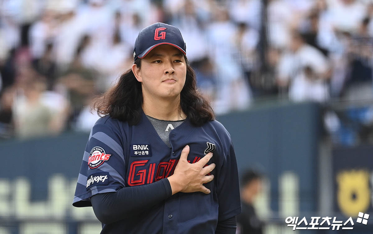 1일 오후 서울 송파구 잠실야구장에서 열린 '2024 신한 SOL Bank KBO리그' 롯데 자이언츠와 두산 베어스의 경기, 연장 10회말 롯데 김원중이 무실점으로 이닝을 마친 뒤 더그아웃으로 향하고 있다. 엑스포츠뉴스 DB