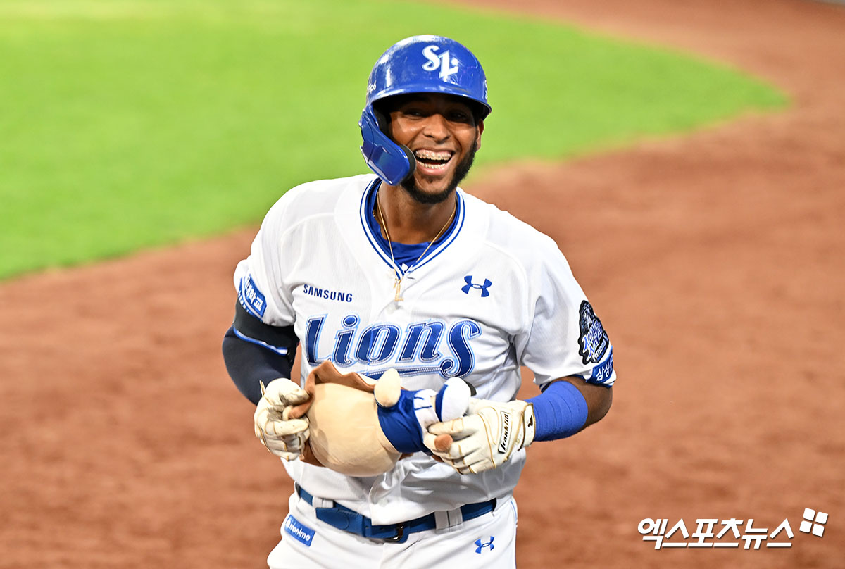 삼성 내야수 디아즈는 15일 대구 삼성라이온즈파크에서 열린 '2024 신한 SOL Bank KBO 포스트시즌' LG와 플레이오프(5전 3승제) 2차전에서 2번타자 우익수로 선발 출전했다. 6회말과 7회말 연타석 홈런을 쏘아 올려 공격에 활력을 불어넣었다. 대구, 김한준 기자