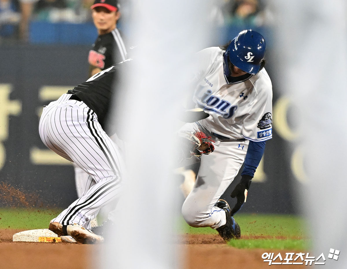 삼성 외야수 구자욱은 15일 대구 삼성라이온즈파크에서 열린 '2024 신한 SOL Bank KBO 포스트시즌' LG와 플레이오프(5전 3승제) 2차전에서 3번타자 좌익수로 선발 출전했다. 1회말 도루 과정에서 왼쪽 무릎을 다쳤다. 병원 검진 결과 왼쪽 무릎 내측 인대 미세 손상 소견을 받았다. 대구, 김한준 기자