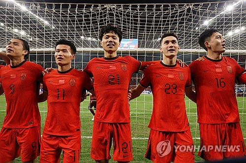 신태용 감독이 이끄는 인도네시아 축구대표팀이 15일 중국 칭다오에서 열린 2026 북중미 월드컵 아시아 3차예선 C조 4차전에서 중국에 1-2로 졌다. 인도네시아는 볼점유율 우세를 바탕으로 홈팀을 밀어붙였으나 상대 선 굵은 역습에 땅을 쳤다. 연합뉴스