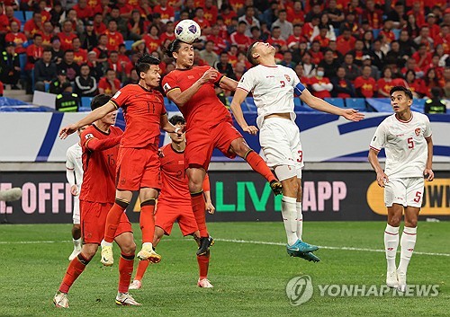 신태용 감독이 이끄는 인도네시아 축구대표팀이 15일 중국 칭다오에서 열린 2026 북중미 월드컵 아시아 3차예선 C조 4차전에서 중국에 1-2로 졌다. 인도네시아는 볼점유율 우세를 바탕으로 홈팀을 밀어붙였으나 상대 선 굵은 역습에 땅을 쳤다. 연합뉴스