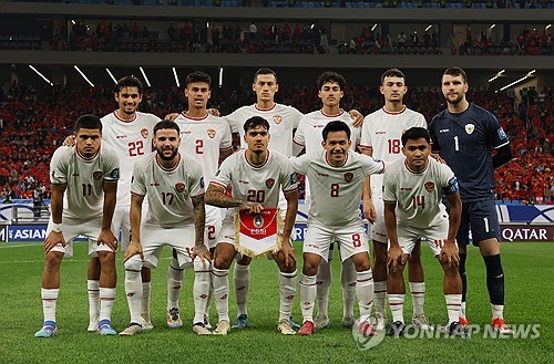 신태용 감독이 이끄는 인도네시아 축구대표팀이 15일 중국 칭다오에서 열린 2026 북중미 월드컵 아시아 3차예선 C조 4차전에서 중국에 1-2로 졌다. 인도네시아는 볼점유율 우세를 바탕으로 홈팀을 밀어붙였으나 상대 선 굵은 역습에 땅을 쳤다. 연합뉴스