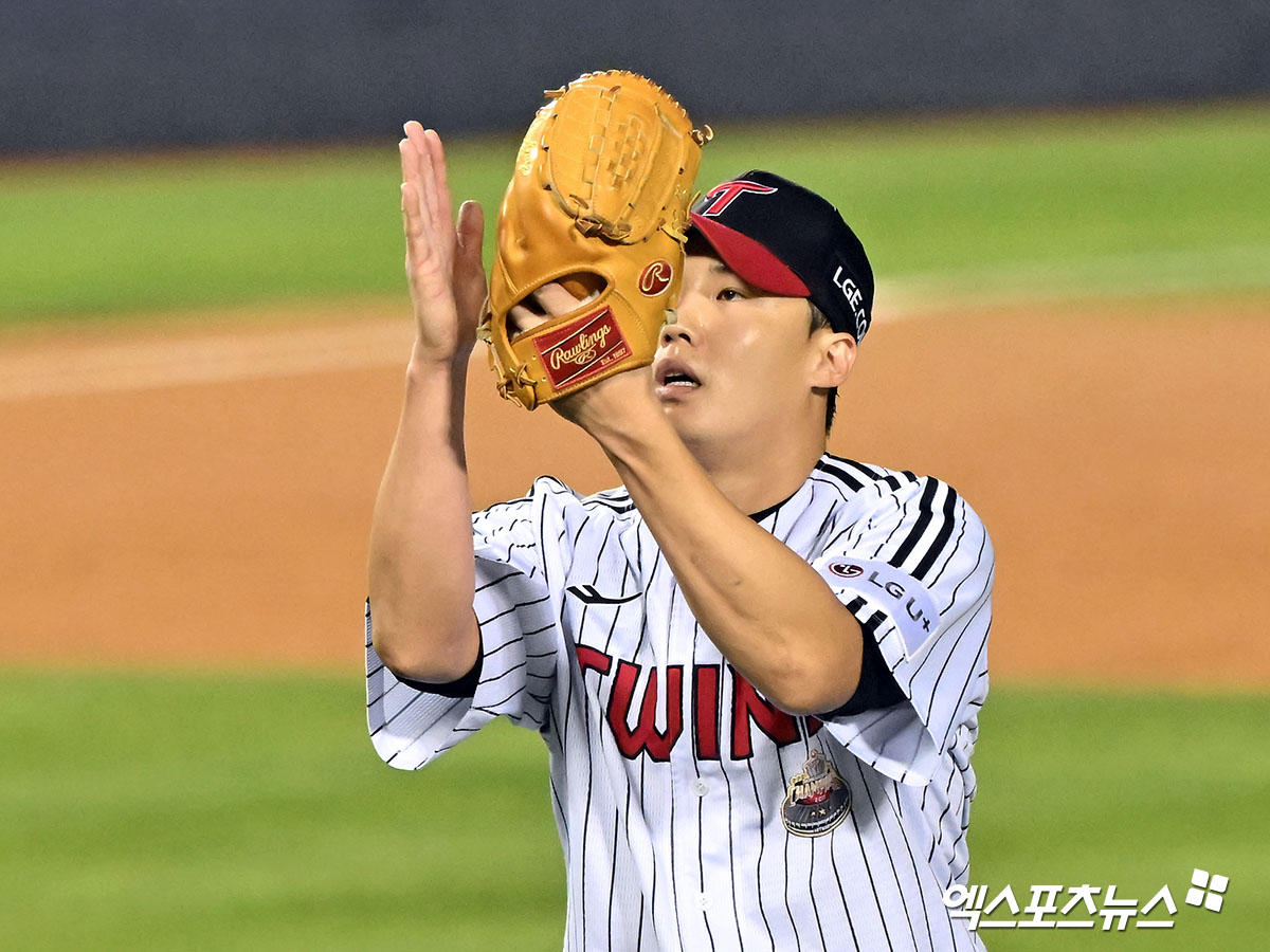 11일 오후 서울 송파구 잠실야구장에서 열린 '2024 신한 SOL Bank KBO 포스트시즌' KT 위즈와 LG 트윈스의 준플레이오프 5차전 경기, 4회초 수비를 마친 LG 선발투수 임찬규가 더그아웃으로 향하고 있다. 엑스포츠뉴스 DB