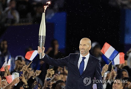 스페인 매체 '엘나시오날'이 지난 14일(한국시간) 지네딘 지단이 맨유가 에릭 텐 하흐 감독을 대신해 감독직에 앉힐 경우, 이미 첫 영입 선수까지 고려하고 있다고 전했다. 연합뉴스