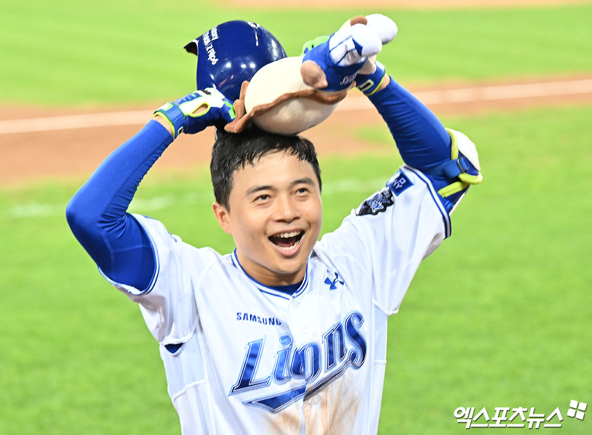 15일 오후 대구삼성라이온즈파크에서 열린 '2024 신한 SOL Bank KBO 포스트시즌' LG 트윈스와 삼성 라이온즈의 플레이오프 2차전 경기, 5회말 2사 1루 삼성 김헌곤이 투런 홈런을 날린 후 기뻐하고 있다. 대구, 김한준 기자