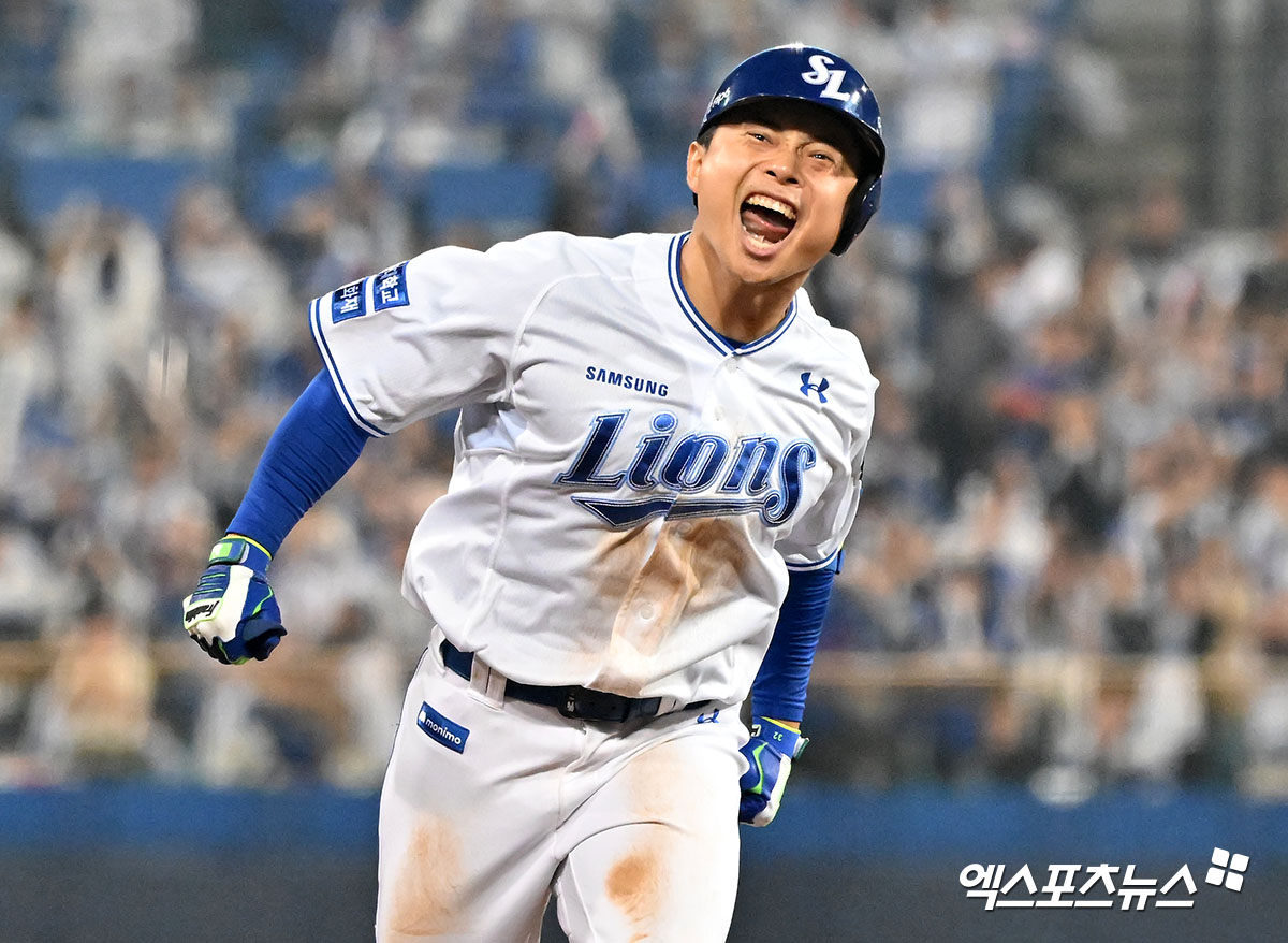 15일 오후 대구삼성라이온즈파크에서 열린 '2024 신한 SOL Bank KBO 포스트시즌' LG 트윈스와 삼성 라이온즈의 플레이오프 2차전 경기, 5회말 2사 1루 삼성 김헌곤이 투런 홈런을 날린 후 기뻐하고 있다. 대구, 김한준 기자