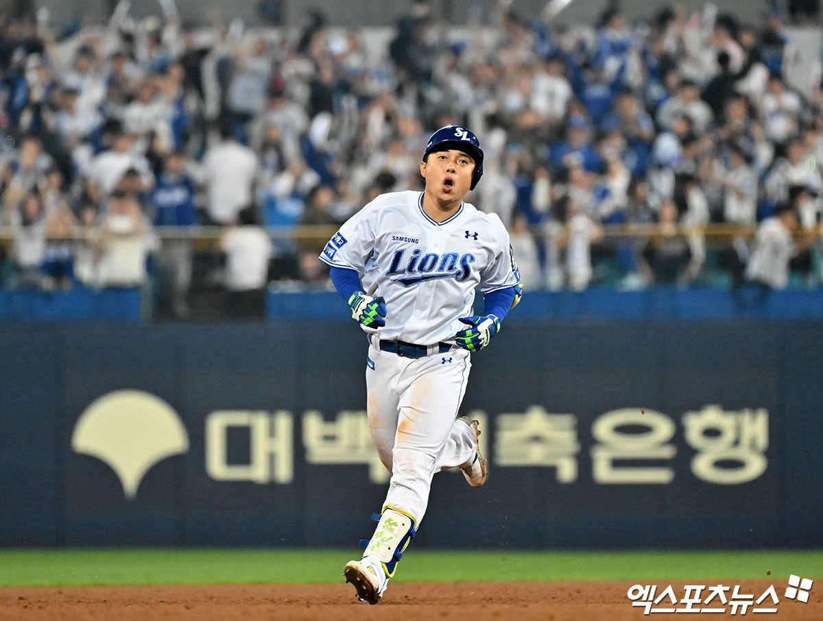 15일 오후 대구삼성라이온즈파크에서 열린 '2024 신한 SOL Bank KBO 포스트시즌' LG 트윈스와 삼성 라이온즈의 플레이오프 2차전 경기, 7회말 무사 1루 삼성 김헌곤이 투런 홈런을 날린 후 그라운드를 돌고 있다. 대구, 김한준 기자